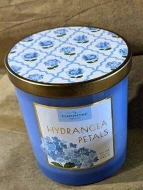 Clementine Paper Inc. Hydrangea Petals 10 oz Single Wick Clean & Light Scented